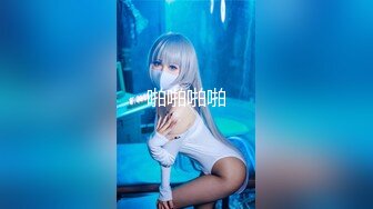 Skylar Vox 回到家在沙发上得到了一些大奶和一个胖屁股