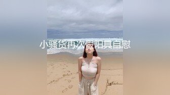 屌丝潜入学校女厕偷拍学生妹妹尿尿，遇到同好说我占了他宝地,在外面挥舞拳头让我走