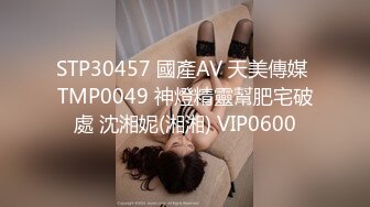  风骚美少妇寻求刺激，打着电话被无套后入操逼，表情夸张极其享受特写超粉穴