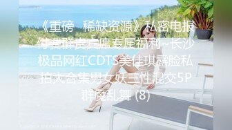 看起来很无辜的女孩，但她在他妈的时很热