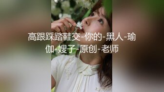 邻居骚妇在家里大床一边和年轻男同事偷情一边和老公同电话骚货下面好多水