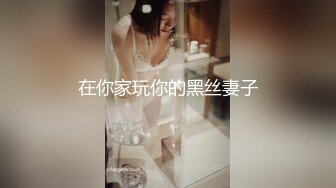   一身黑衣甜美新人美女和炮友大秀操逼，掏出大屌吸吮，自己扶着JB插入，上位骑坐激情猛操