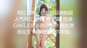 时装模特和摄影师大胆模仿优衣库在试衣间打炮