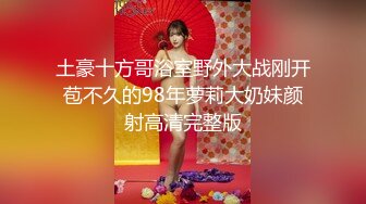 『闺蜜双飞』两男三女，一小哥与短发妹子啪啪，69互舔沙发上火力输出