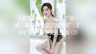 这美女也太牛了吧 当这么多人面撒尿，完全无视路人存在啊