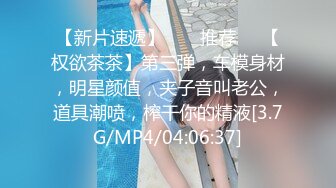 少女用扩阴器展示自己的阴道和宫颈