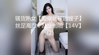 鸭哥寻欢牛仔短裤骚女扭动屁股诱惑，骑坐摩擦口交沙发上后人猛操，特写抽插大屁股非常诱人