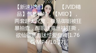 床上朋友和妻子俩爽了，渴望的3P，丈夫在旁边坐着抖脚！