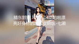 眼镜骚女两女一男3P淫乱大战，白皙奶子边口交边被后入，上位骑乘抽插一脸享受，双腿肩上扛轮换着猛操