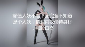 妹子长得很像新疆人，标致的新疆型美女，太爱笑了，看个动画片 乐呵呵