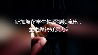 穿着劲装的熟女凳子上拿着假鸡自慰