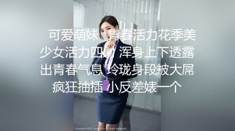  会瑜伽的女人，就是比较知性，一字马向上劈起，被男人肆意挑逗乳房，受不鸟自己掰开内裤自慰了，叫声好骚