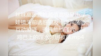 商场女厕偷拍黄裙小美女 拔根B毛闻一下