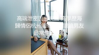 地下车库偶遇车子故障的美女，趁机上车哄她车震