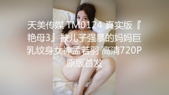 【新片速遞】 年纪不小的老头跟小伙一起3P风骚少妇，大爷露脸草逼不减当年，小伙指挥各种体位爆草骚少妇，大爷表情很享受[1.25G/MP4/35:45]