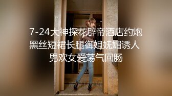 两个华人小伙找了个泰国漂亮美女，身材极品又听话，两男一女插得妹子瘫在床上，场面极其劲爆!