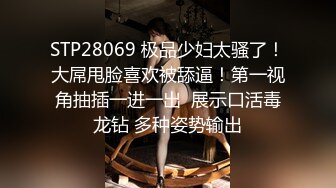 清纯姐妹花全程露脸大秀，丝袜情趣兔女友诱惑，揉奶玩逼听狼友指挥各种撩骚互动，还会倒立特写展示骚穴好骚