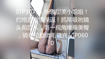 两个19美少女，乖巧妹妹超嫩，童颜大奶。震动棒互插小穴，毛毛挺浓密，抽插自慰，好想被男人操