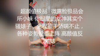 红蚊帐主题情趣套房TP壮实小伙和爱美的骚货女友开房做爱前不停化妆