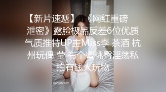  两个年轻的骚妹子露脸伺候两大哥，全程露脸让大哥抱在怀里一起揉奶玩逼