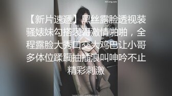 牛仔短裤大长腿贫乳美女和炮友居家啪啪，近距离特写口交舔屌，翘起屁股舔逼后入撞击美臀，毛毛修剪过掰穴诱人