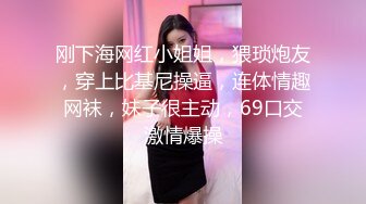 豹纹内衣看着乖巧却很骚颜值美女，单腿丝袜翘起双腿，半脱下丁字裤掰穴揉搓，近距离特写手指扣弄