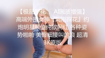 五官唯美的小女友，跪舔大神鸡巴下，口爆射她一嘴，还咧嘴开心地笑！