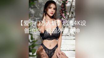 只穿着一件裹胸黑衣的性感大长腿美女 下体逼毛黑黝黝