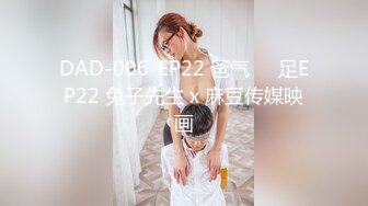 熟女老公不在家，在她婚房婚纱照下干