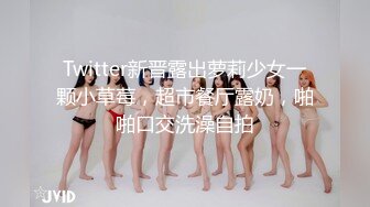 长卷发轻熟女红色睡衣性感红色丝袜丰满翘臀，撅起屁股特写私处，水很多骚的很扣穴