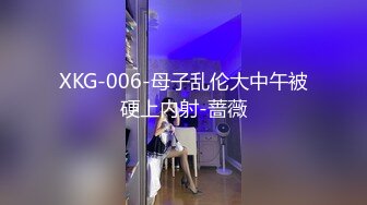  女仆装露脸小母狗，床上的极品尤物高颜值让小哥玩弄，交大鸡巴压在身下揉奶草穴