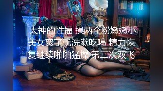 欠操的年轻小骚逼让纹身小哥各种蹂躏，口交大鸡巴让小哥抠逼玩弄，多体位蹂躏抽插爆草，浪叫不止表情好享受