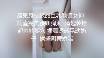 完美身材的G奶蜂腰巨乳女神泳池边的性爱自拍