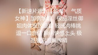 ★☆❤️新婚小娇妻❤️★☆骚妻一边被前后夹击，一边还自摸，嘴里还不听淫叫，让她好爽好爽！淫妻敞开下体大门等待大家的进入