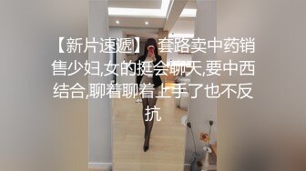 骚表姐理发店内享受小老弟的按摩服务，直接被小老弟把裤子扒下给舔逼，把鸡巴塞进嘴里直接抽插又草逼口爆