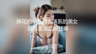 熟女妈妈网络兼职赚外快，开档丝袜高跟鞋诱惑，全程露脸听狼友指挥大黑牛自慰骚穴浪荡呻吟，表情好骚啊