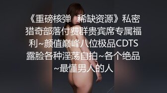 骚母狗撅着屁屁被后入 快操我 对就这样 使劲插我小母狗 腰臀比极佳 骚屁股扭来扭去求操