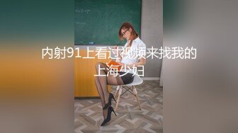  漂亮美女3P 一白一黑两根大肉棒 还是选择黑祖宗的插逼 另一根插嘴 表情很舒坦