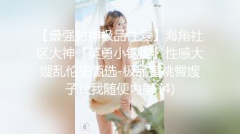 游乐场女厕近距离偷窥牛仔裙美女的大肥鲍