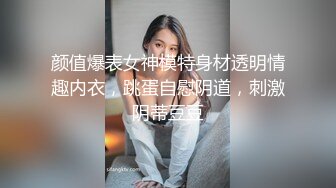 玩逼少妇大逼啥都夹，饮料瓶易拉罐抽插骚穴玩弄菊花，大黑妞自慰骚穴，还让大哥拳交骚逼，玉米道具抽插刺激