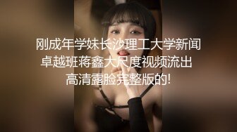 眼镜小美女露脸群P好几哥大哥，身材不错让三个大哥对着小嘴奶子和逼逼撸鸡巴，深喉口交淫声荡语揉奶玩逼