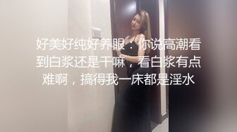 年轻的21岁小美女，全裸好身材，带乳夹和铃铛道具自慰，呻吟不止特写洞口很小玻璃棍抽插白浆很多