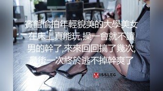 变态偷拍在挑衣服的短裙美女