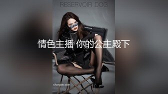 舞艺吧美女模特Miss妶子宾馆大尺度私拍人体开裆黑丝对着镜头扭臀晃腰摄影师咸猪手掰开阴唇边拍边聊天