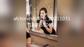 厕拍牛人潜入公司女厕俯视偷拍几个漂亮女同事尿尿换卫生巾这胆可真肥啊