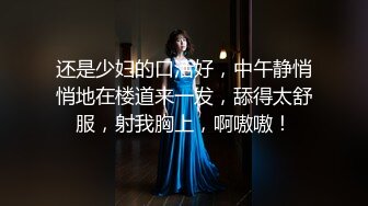 紧身裤风情万种女郎喜欢和人妖玩爱爱露出大屁股无毛骚穴勾人啊妖鸡巴插入操出爱液