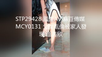 漂亮骨感新娘子户外拍婚纱照，摄影师真坏，拍着拍着就把摄影机抬高，新娘的两点全漏光了！