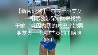 无敌美少妇全程露脸勾搭狼友，性感风骚完美展示好身材，揉奶玩逼伸着舌头要舔狼友鸡巴，被大哥按着头草嘴