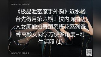 眼镜伪娘露出 你是不是脱肛了 大白天马路边假鸡吧插骚逼对着路人自慰 四川大妈很热心说要用手慢慢托回去